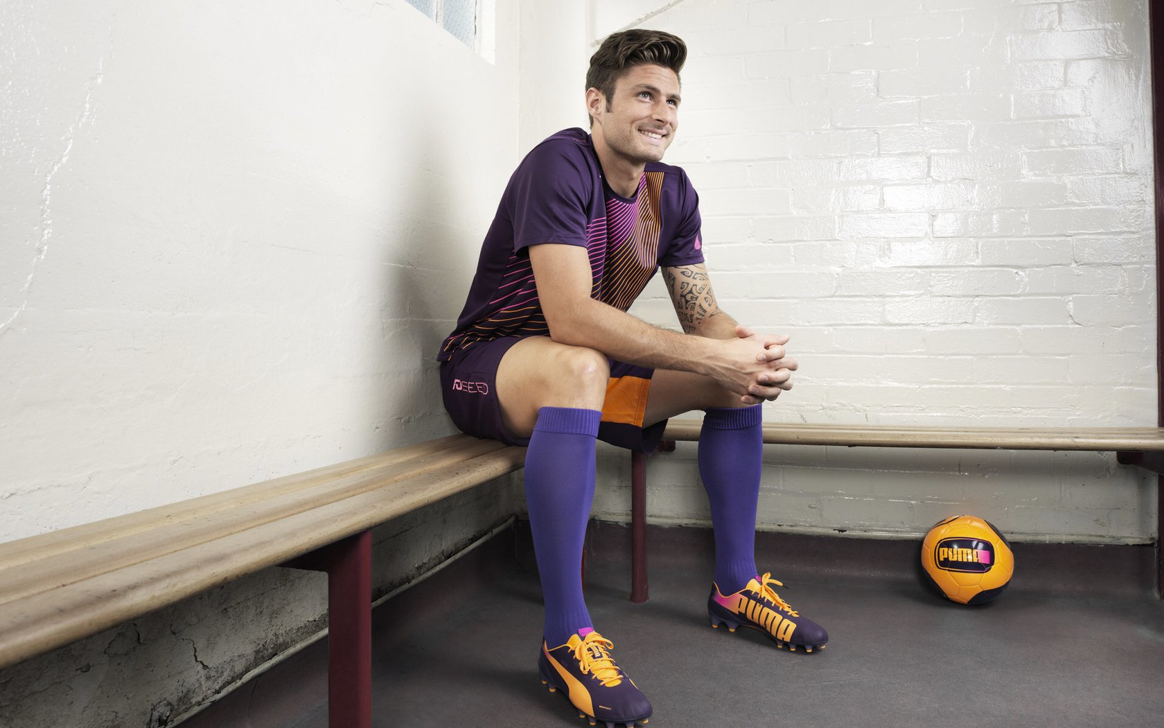 博卡青年核心前锋受困于盯防难觅良机，博卡青年培养出的球星