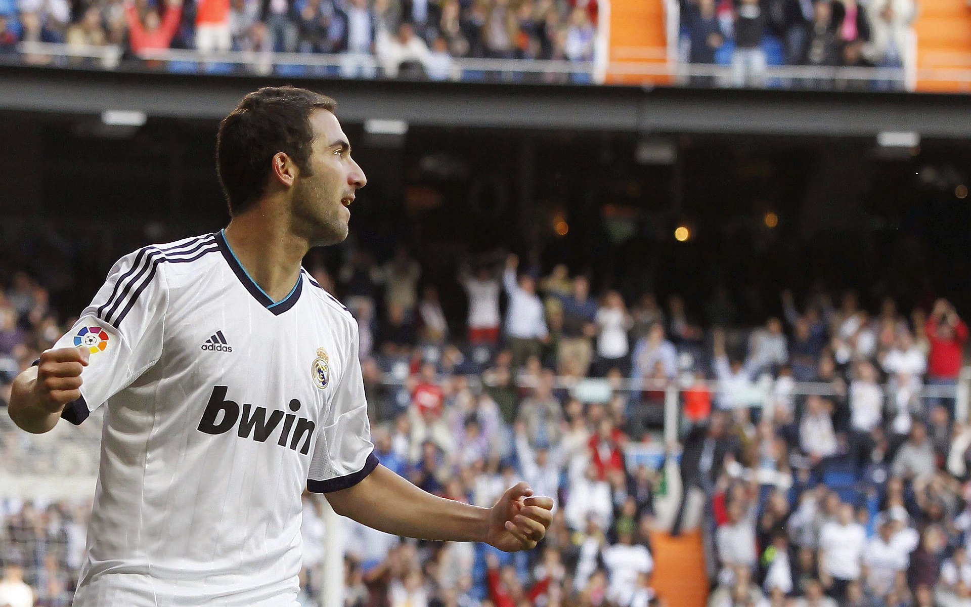 米兰双雄奋勇拼搏，争夺意甲冠军